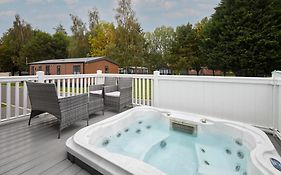 Teejay'S Lodge With Hot Tub